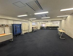 机&椅子を片付け、フラットな状態にした会場